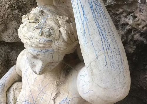 Двухсотлетнюю статую нимфы разрисовали цветным мелком