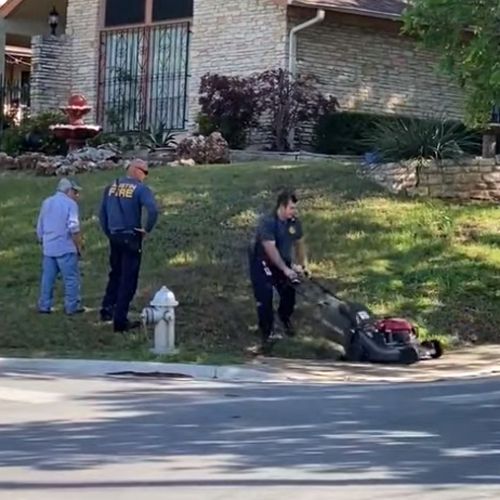 Пожарные помогли 95-летнему домовладельцу постричь газон