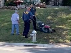 Пожарные помогли 95-летнему домовладельцу постричь газон