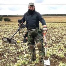 Гуляя в поле с металлоискателем, мужчина нашёл редкое золотое кольцо