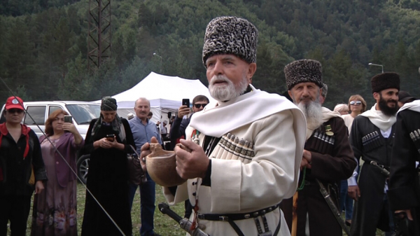 Трехметровый хичин и жерме: праздник возрождения балкарского народа отмечают в Кабардино-Балкарии