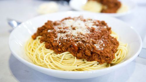 Женщина съела часть собственного коленного хряща вместе со спагетти и угостила бойфренда