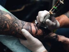 Жена сделала татуировку с именем мужа и обиделась, что супруг не хочет ответить ей тем же