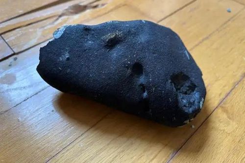 Метеорит упал на жилой дом и пробил крышу и потолок