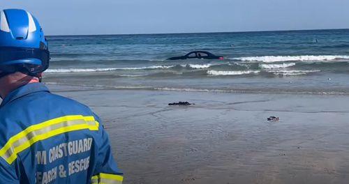 Береговая охрана вытащила автомобиль, который смыло с пляжа в море