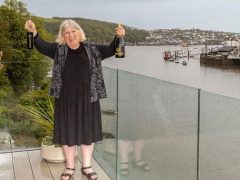 Везучая бабушка выиграла роскошный дом мечты на побережье