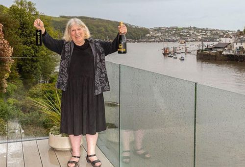 Везучая бабушка выиграла роскошный дом мечты на побережье