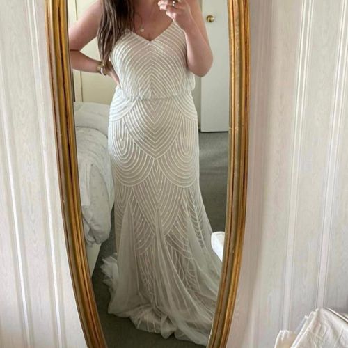 Платье невесты было случайно продано на распродаже