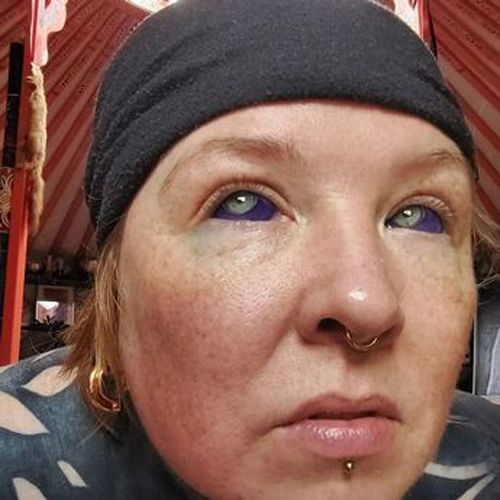 Чтобы обрести уверенность, женщина сделала татуировку на глазных яблоках, и теперь они фиолетовые