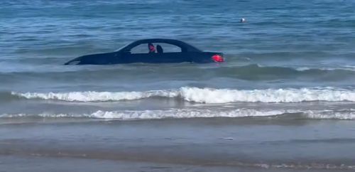 Береговая охрана вытащила автомобиль, который смыло с пляжа в море