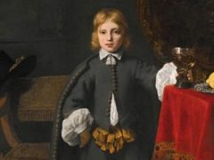 Мальчик на старинном портрете обут в современную обувь