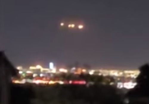 Очевидец снял на видео удивительные огни в небе и подозревает, что это НЛО