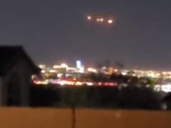 Очевидец снял на видео удивительные огни в небе и подозревает, что это НЛО