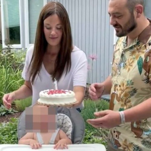 На детском дне рождения муж размазал торт по лицу жены