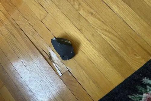 Метеорит упал на жилой дом и пробил крышу и потолок