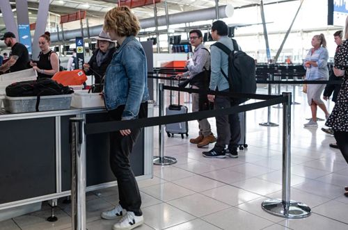 Сотрудники аэропорта потребовали, чтобы туристка сняла куртку, хотя куртки на ней не было