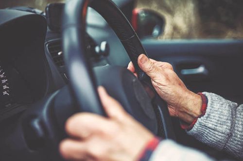 Престарелый водитель в течение 50 лет ездил на машине без прав