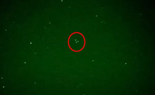 Охотник за пришельцами с помощью камеры ночного видения запечатлел треугольный НЛО