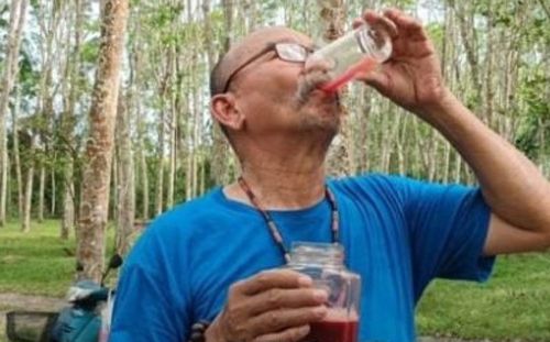 Чтобы поддерживать себя в отличной форме, бизнесмен пьёт крокодилью кровь с алкоголем