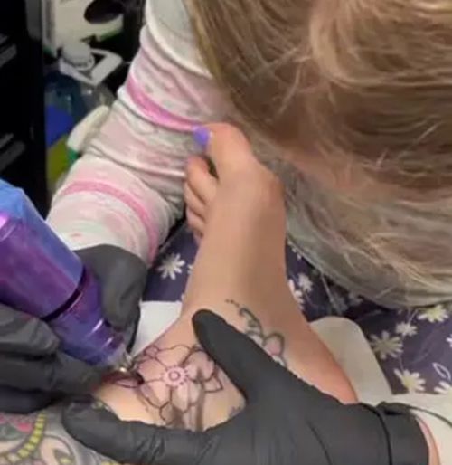 Девятилетняя дочка сделала несколько тату своей маме-татуировщице