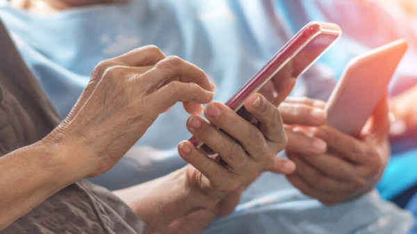 «Бабушкофон»: как выбрать телефон для пожилого человека и приложения к нему?