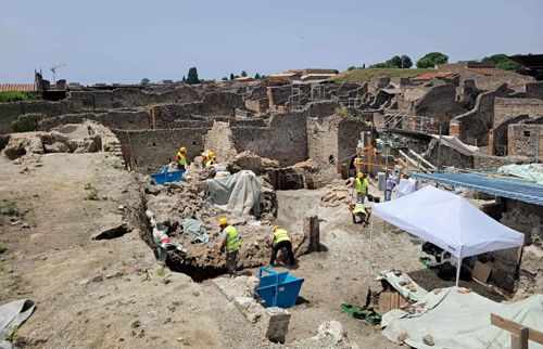 Во время раскопок археологи обнаружили фреску с древней пиццей