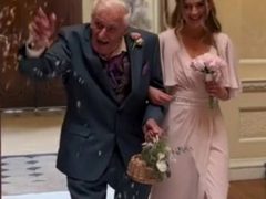 Невеста попросила 95-летнего дедушку стать «мальчиком-цветочником» на свадьбе