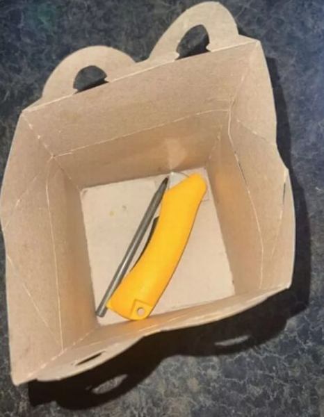 Мама, купившая дочке детский обед, обнаружила в коробке нож