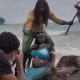 Фотосессия беременной «русалки» провалилась из-за потерявшего равновесие мужа