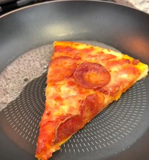 Любитель пиццы рассказал, как можно освежить зачерствевшую закуску