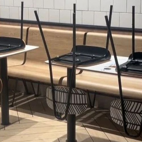 Покупательница заплатила за стулья, а после поняла, что они были украдены из ресторана