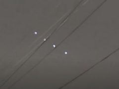 Четыре светящиеся сферы заставили очевидца заподозрить, что в небе завис огромный НЛО