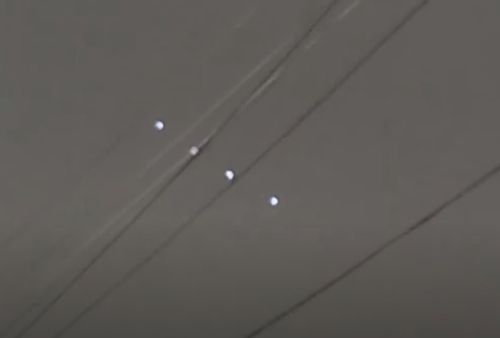 Четыре светящиеся сферы заставили очевидца заподозрить, что в небе завис огромный НЛО