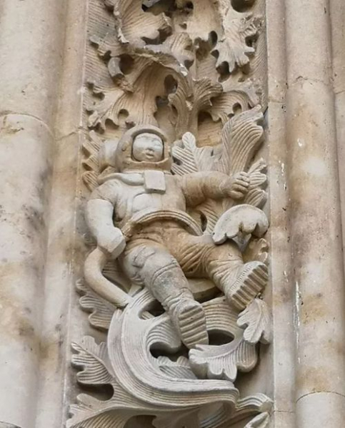 Люди поверили в путешествия во времени, увидев изображение космонавта на стене старого собора