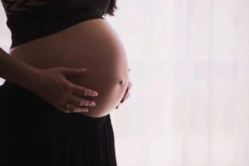 Беременная девушка заявила, что она девственница и ждёт ребёнка от злого духа