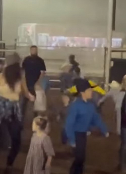 Во время родео бык ворвался в толпу танцующих людей