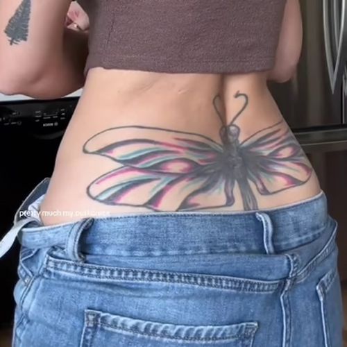 Женщина жалеет о татуировке в виде стрекозы, сделанной на пояснице