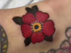 Девятилетняя дочка сделала несколько тату своей маме-татуировщице
