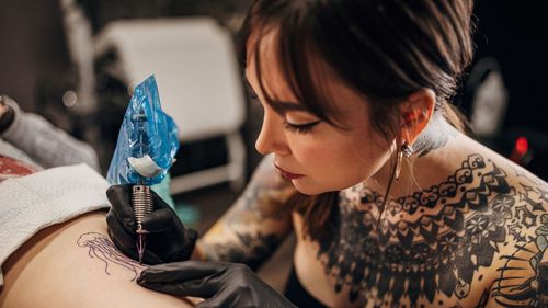 Свекровь подарила невестке сертификат на лазерное удаление татуировки