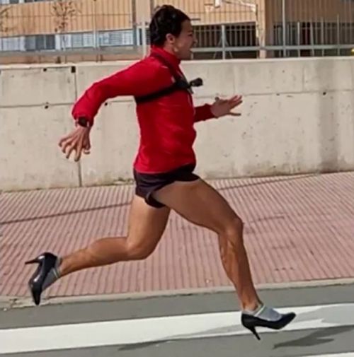 Рекордсмен пробежал 100 метров, обувшись в туфли на каблуках