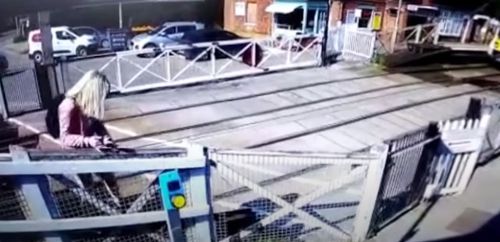 Две нетерпеливые женщины перелезли через ограждение и едва не попали под поезд