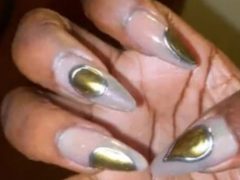 Новые ногти женщины, разрешившей мастеру пофантазировать, сравнили с яичницей