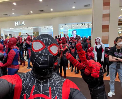 Люди в костюмах Человека-Паука пришли в торговый центр и побили мировой рекорд