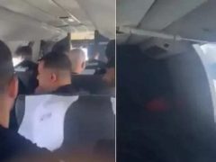 Пассажиры спокойно отреагировали на то, что в самолёте открылся багажный люк