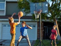 Подростки, игравшие в баскетбол в собственном саду, стали причиной вызова полиции