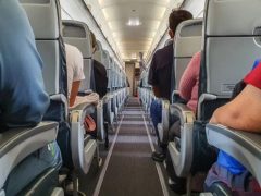 Незнакомка, прилюдно почистившая зубы в самолёте, возмутила авиапассажиров