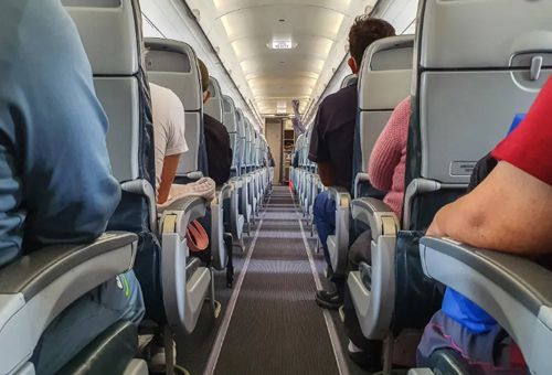 Незнакомка, прилюдно почистившая зубы в самолёте, возмутила авиапассажиров