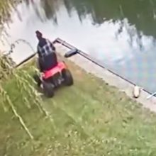 Неумелая женщина загнала газонокосилку в канал