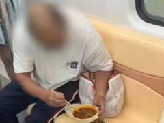 Пассажиров метро расстроил чудак, решивший пообедать в вагоне