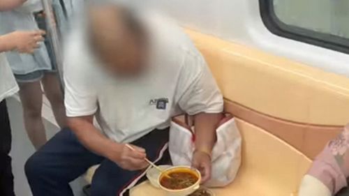 Пассажиров метро расстроил чудак, решивший пообедать в вагоне